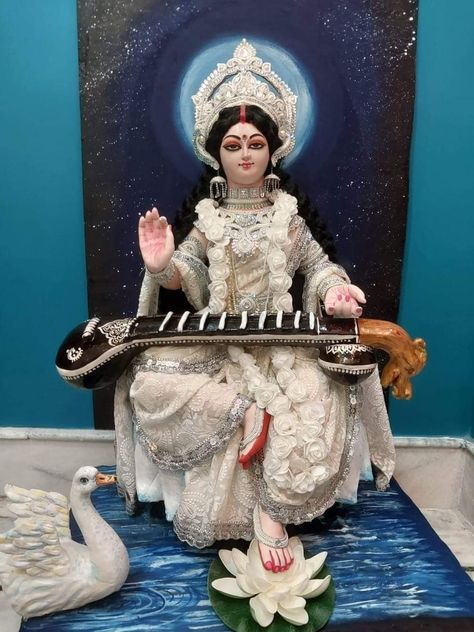 Puja Stage Decoration, Lokhi Puja, Saraswati Puja Decoration Ideas, Maha Saraswati, Ma Durga Wallpaper, New Model Saraswati Murti, Kulasai Mutharamman, Saraswati Thakur, Durga Wallpaper