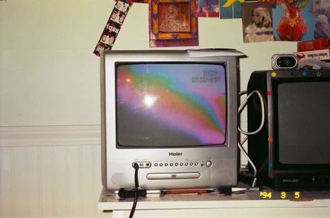 Tube Tv Aesthetic, Retro Television Aesthetic, Y2k Film Aesthetic, Indie 2000s Aesthetic, 90s Coming Of Age Aesthetic, 2000s Tv Aesthetic, 2000s Coming Of Age Aesthetic, Lost Media Aesthetic, Old Television Aesthetic