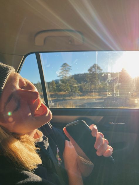 girl sitting in the back of the car singing into her phone like a microphone Carpool Karaoke Aesthetic, Car Karaoke Aesthetic, Singing In Car Aesthetic, Long Car Rides Aesthetic, Backseat Aesthetic, Car Rides With Friends, Cadence Core, Friends In Car, Car Music Aesthetic