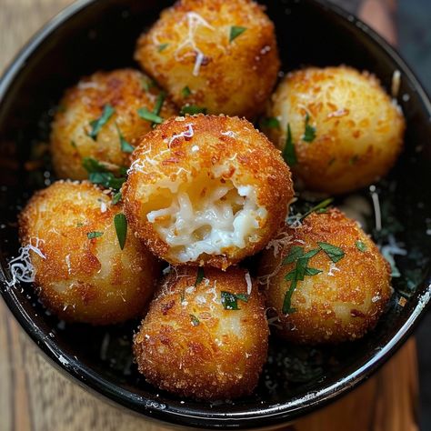 Arancini - Simply Recipes - Fewer Worries, More Delight Chicken Arancini Balls, Non Traditional Holiday Meals, Starter Ideas Appetizers, Christmas Eve Italian Dinner Ideas, Arancini Appetizer, New Years Eve Dinner Recipes, Arancini Recipe Easy, Nye Finger Foods, Starter Food Ideas