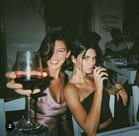 Kendall Jenner And Bella Hadid, Chat With Friends, Bella Hadid, Kendall Jenner, Flash, Wine, With Friends, Tumblr, Photography