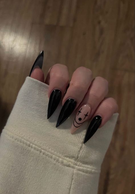 Clown Design Nails, Black Nails Ring Finger Design, Halloween Grunge Nails, Gothic Simple Nails, Black Nail Designs Grunge, Halloween Nails Inspo Aesthetic, Nails Gothic Style, Simple Goth Nails Acrylic, Black Nails With Simple Design