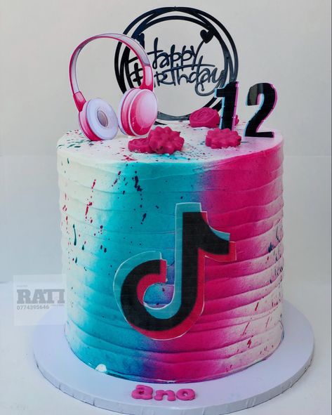 Birthday Cake For 10 Yrs Old Girl, Cakes For 12th Birthday Girl, Tik Tok Cake Ideas, Tik Tok Cake, Tiktok Cake, Birthday Movie Night, Tiktok Party, 8th Birthday Cake, Elegant Birthday Cakes