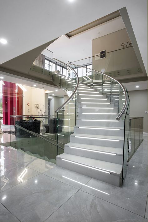 Staircase Glass Design, Glass Railing Design, Luxurious Staircase, درابزين السلم, Luxury Staircase, Staircase Design Modern, Glass Railings, Staircase Railing Design, Escalier Design