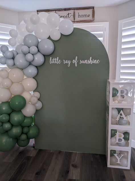 Simple Balloon Arch Baby Shower Boy, Sage Green Arch Backdrop, Basic Balloon Arch, Simple Baby Shower Backdrop Ideas, Easy Baby Shower Backdrop, Balloon Arch Baby Shower Boy, Baby Shower Backdrop Ideas Boys, Green Arch Backdrop, Simple Baby Shower Backdrop