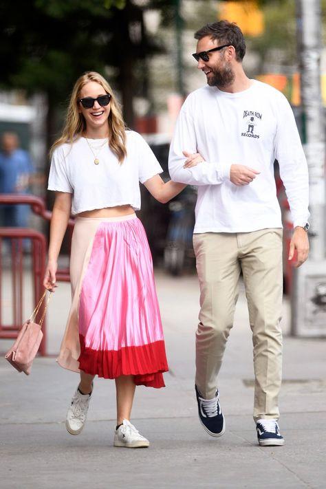 Jennifer Lawrence And Cooke Maroney, Jen Lawrence, Jennifer Lawrence Street Style, Cooke Maroney, Pink Skirt Outfits, Actress Wedding, Jennifer Lawrence Style, Colorful Skirts, Summer Couples