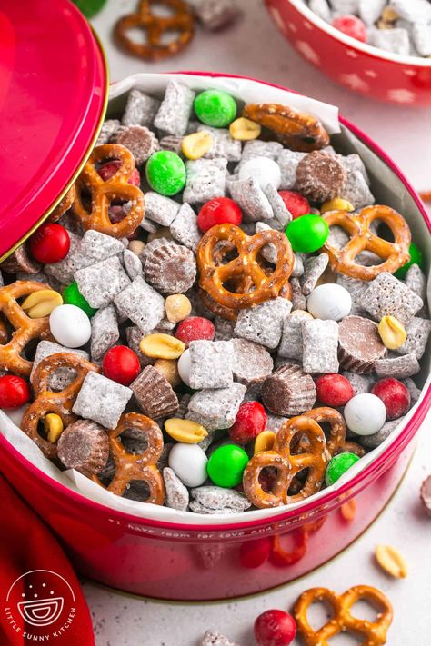 Learn how to make the best reindeer food with this easy recipe for Christmas Puppy chow, packed with peanut butter, chocolate, pretzels, and candy. Christmas Muddy Buddies, Chex Mix Recipes Christmas, Christmas Snack Mix, Puppy Chow Christmas, Muddy Buddies Recipe, Muddy Buddy, Puppy Chow Recipes, Desserts Christmas, Thing To Make