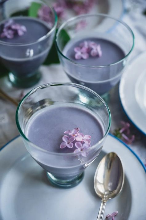 Lilac Recipes, Vegan Panna Cotta, Floral Recipes, Floral Dessert, Brunch Bar, Spring Dessert, Panna Cotta Recipe, Blueberry Syrup, Elegant Desserts