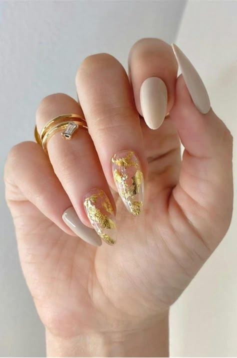 Nail Designs Green And Gold, Golden Flakes Nails, Nail Designs Green, Gold Flake Nails, Golden Nails Designs, Golden Nail Art, Year Nails, Nails Birthday, Gold Acrylic Nails