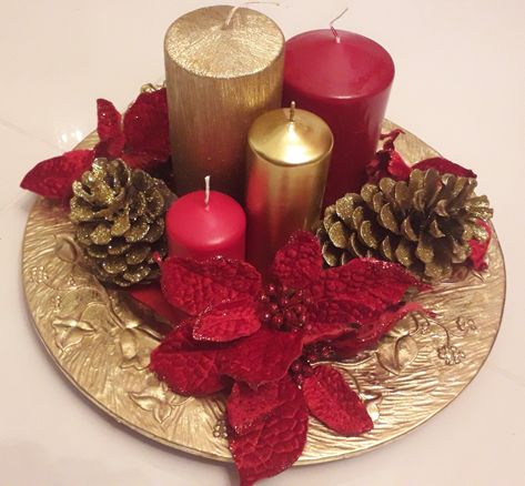 Candle Stand Decor Ideas, Candle Stands Decor, Christmas Decor Ideas Outdoor, Christmas Decorations Centerpiece, Pretty Christmas Decorations, Christmas Centers, Christmas Dining Table, Christmas Candle Decorations, Christmas Flower Arrangements