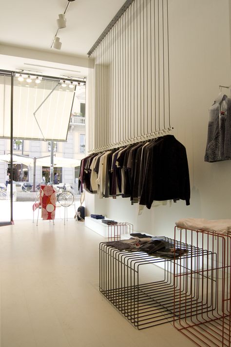 Minimal Pop Up Store, Interior Clothing Store, Clothing Store Set Up, Pop Up Store Design Ideas Clothing, Clothing Pop Up Store, Clothing Retail Store Design, Minimal Store Design, Pop Up Store Ideas, Pop Up Store Design Ideas