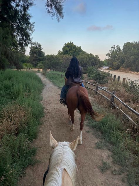 Fall Horseback Riding Outfits, Brunette Cowgirl Aesthetic, Wine Farm Outfit, Trail Riding Outfit, Faceless Brunette Aesthetic, Horses Countryside, Bachelorette Winery, Horseback Riding Aesthetic, Brunette Cowgirl