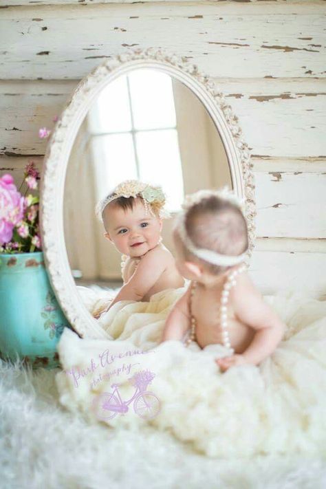 Baby Pictures Poses, 6 Month Baby Picture Ideas, 1st Birthday Pictures, Baby Fotografie, 1st Birthday Photoshoot, Monthly Baby Photos, First Birthday Pictures, Newborn Baby Photoshoot, Toddler Photography