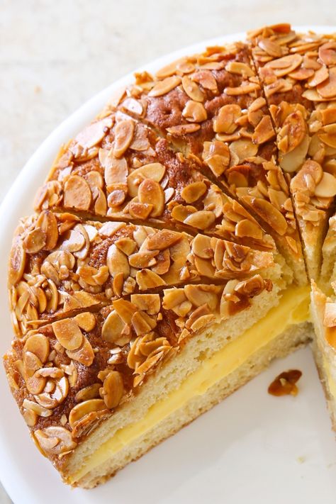 Bee Sting Cake Recipe, German Bee Sting Cake, Yeast Cake, Bee Sting Cake, Vanilla Pastry Cream, Donut Toppings, German Desserts, Cookie Toppings, Cake Base