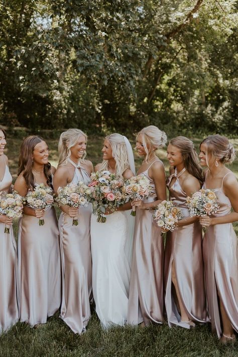 hair style is so nice it looks so good on me Spring Satin Bridesmaid Dresses, Satin Wedding Dress Bridesmaids, Bridesmaid Colors Beach Wedding, Light Cream Bridesmaid Dresses, Champagne Bridesmaid Dresses With Pink Flowers, Six Bridesmaids Photos, Glam Wedding Bridesmaids, Champagne Wedding Colors Summer, Summer Wedding Astethic