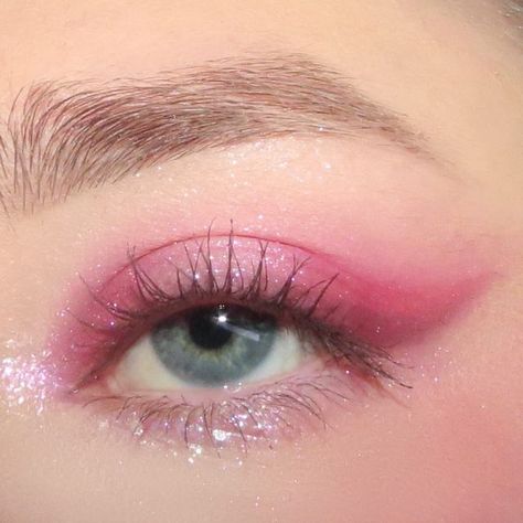 Cool Graphic Liner, Softgirl Makeup, Stay C, Sparkly Makeup, Makeup News, Cool Makeup Looks, Graphic Liner, Cute Makeup Looks, Asian Eye Makeup