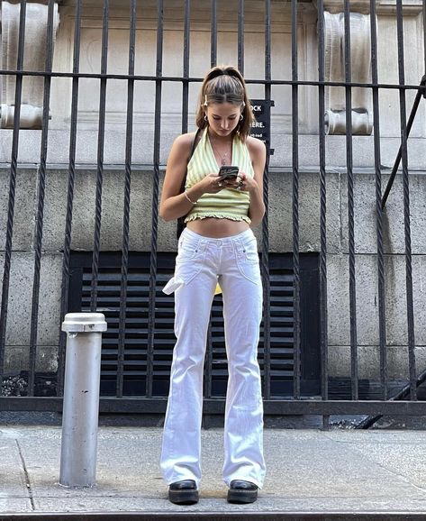 White Low Rise Jeans Outfit, Low Wasted Jeans Outfit, White Jeans Outfit Aesthetic, Low Waisted Jeans Y2k, Low Wasted Jeans, Low Rise Outfit, Low Waisted Jeans Outfit, Low Rise Jeans Outfit, Phone Green