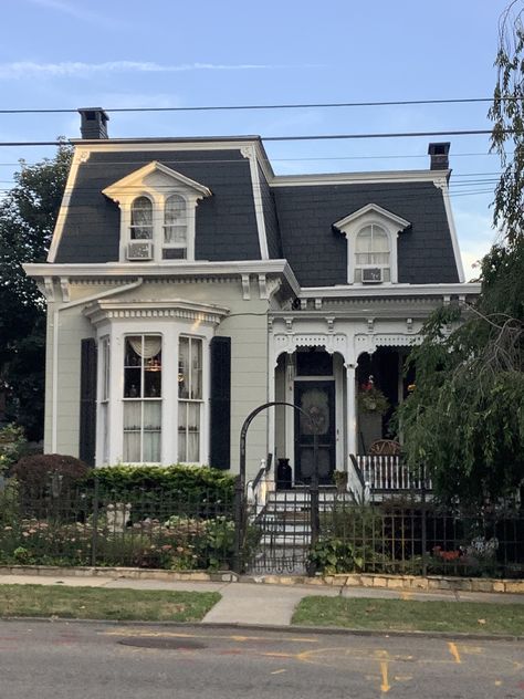 Early 1900s House Exteriors, Small Victorian House Exterior, Cute Vintage House Exterior, 1920s Home Exterior, Old Houses Exterior, Sims 4 Small Victorian House, Small Town House Aesthetic, Small House Ideas Exterior, Old Vintage House Exterior