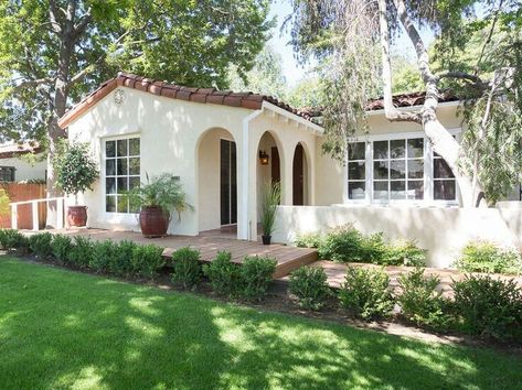 Small Spanish Style Homes, Spanish Style Homes Plans, Spanish Style Home Exterior, Modern Spanish Style, Spanish Exterior, Spanish Style Decor, Mud Hut, Home Exterior Design, Spanish Colonial Homes