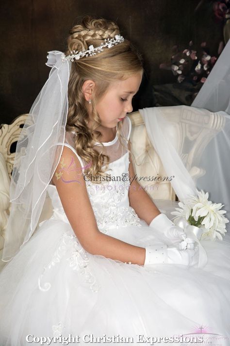 First Communion Wreath Veil With Pearls and Crystals Boba Fett Tattoo, Communion Tiara, Communion Hair, First Communion Hairstyles, Veil With Pearls, Communion Headpiece, Communion Hairstyles, Girls First Communion Dresses, First Communion Veils