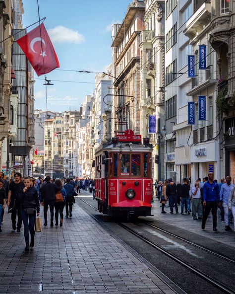 Turkey Astethic, Turkish Wallpaper, Turkish Breakfast, Dream Lifestyle, Istanbul Turkey, Travel Bucket List, Once Upon A Time, Istanbul, Pink Flowers