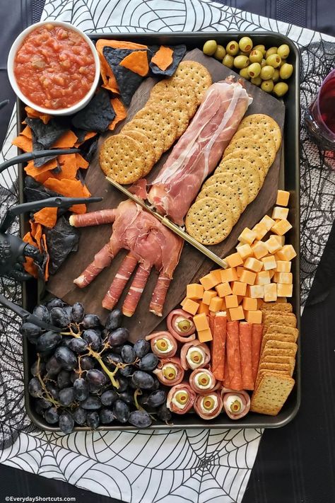 Halloween Party Food Decor Ideas, Halloween Snack Charcuterie Board Ideas, Halloween Party Food And Drink Ideas, Halloween Charcuterie Board Meat And Cheese, Halloween Dinner Desserts, Easy Spooky Charcuterie Board, Scarecuterie Board, Spooky Food Board, Spooky Board Food