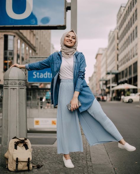 pelin_sarkaya Hijabista Fashion, Estilo Hijab, Oversized Denim Shirt, Modern Hijab, Hijab Look, Street Hijab Fashion, Modern Hijab Fashion, Hijab Style Casual, Casual Hijab