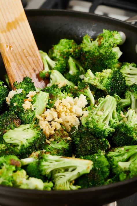 Simple Stir-Fried Broccoli Recipe / The easiest (less than 15 minutes!) and most delicious broccoli stir fry recipe to add to your dinner rotation. #easyrecipes #familyfriendly #sidedish #vegetables Stir Fried Broccoli, Stir Fry Broccoli, Recipe Broccoli, Delicious Broccoli, Fried Broccoli, Dinner Rotation, Easy Stir Fry, Broccoli Recipe, Stir Fry Recipe