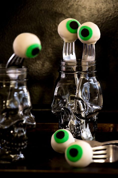 Creepy Eyeball Cake Pops - The Sweet Rebellion Deliciously creepy eyeball cake pops for your Halloween table! #halloween #cakepops #eyeballs Eyeball Cake Pops, Festa Hotel Transylvania, Eyeball Cake, Creepy Eyeball, Apple Biscuits, Buckwheat Cake, How To Make Icing, Strawberry Jelly, Cooking Chocolate