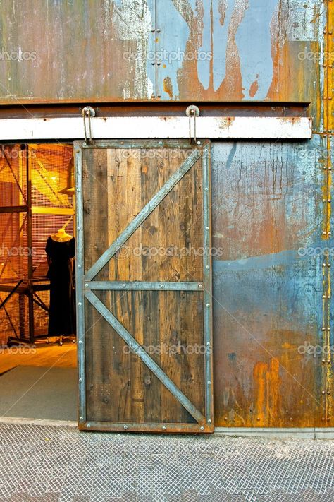 industrial door Industrial Homes, Warehouse Gym, Industrial Decor Living Room, Industrial Door, Space Music, Industrial Apartment, Wild Duck, Industrial Bedroom, Industrial Living