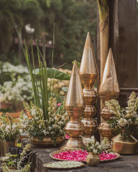 Rustic, Raw and Organic! The idea was to blend things with the surrounding and amp up the natural beauty of the space instead of adding too many overpowering elements! We worked our way around brass and stone that beautifully blended in and also stood out wherever needed ❤️ अनन्तर//Aṇaṃtara Dhruv + Pippa Karjat Design, Decor and Flowers @thepetiteproject_ With @shanijshabu Production @allattractiveevents 📸 @shwetarane.in #weddingsbythelake #organicwedding #lakesidewedding #floraldecor #... Traditional Props, Brass Decor Indian, South Indian Wedding Decor, Positano Theme, Maharashtrian Wedding, Backdrop Props, Enchanted Forest Birthday, Pooja Decor, Forest Birthday