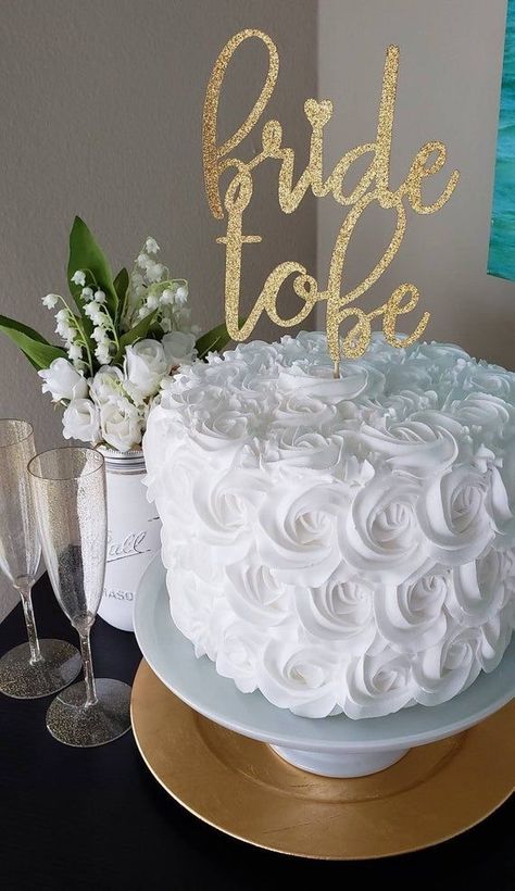 Small Bridal Shower Cake, Pastel Bride To Be, Bridal Shower Cakes And Cupcakes, Bridal Cakes Ideas, Bridal Shower Cake Ideas Simple, White And Gold Bridal Shower Ideas, Bridal Shower Cake Ideas Elegant, Cheap Bridal Shower Decorations, Boho Bridal Shower Cake