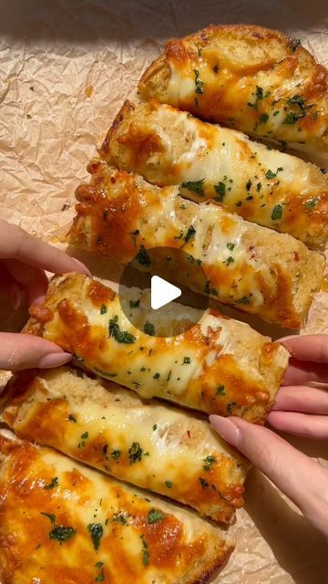 French Bread Garlic Bread, Roasted Garlic Bread Recipe, Roasted Garlic Bread, Garlic Bulbs, Sushi Roll Recipes, Garlic Cheese Bread, Garlic Bread Recipe, Garlic Cheese, Baking With Honey