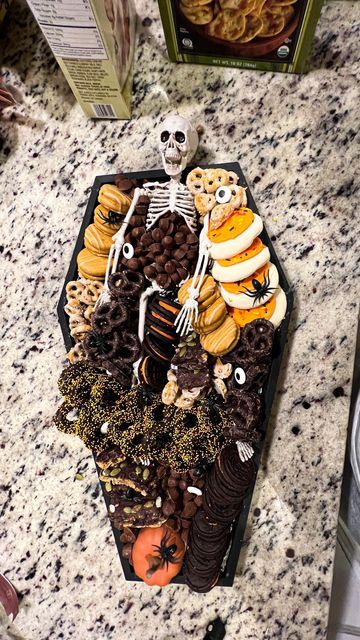 Coffin Snack Board, Coffin Cheese Board, Halloween Cookie Tray, Halloween Cookie Tray Ideas, Halloween Candy Board Ideas, Coffin Charcuterie Board, Halloween Dessert Charcuterie Board, Coffin Cookies, Coffin Treats