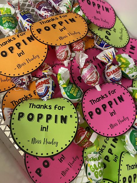 Ready to get organized for open house back to school night? Checklists help parents stay organized, so be sure to include one of those with the paperwork that you need filled out. Students also deserve a little treat, these "thanks for poppin in" tags pair great with BlowPops or DumDum suckers! Lollipop Back To School Gift, Meet The Teacher Treats For Parents, Back To School Open House Themes, Treats For Back To School Night, Open House Paperwork For Parents, Open House Snack Ideas For Teachers, Back To School Treats For Parents, Open House Treats For Parents, Open House Goodie Bags