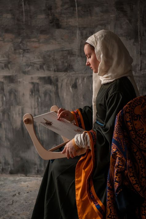 Historical reenactment. Europe, Norman lady, 11th century #europe #11thcentury 11th Century Clothing, Medieval Reenactment, Medieval Garb, High Middle Ages, Medieval Woman, Embroidery Frame, Medieval Life, Santa Outfit, Early Middle Ages