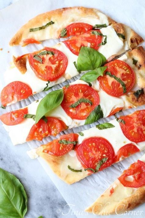 Low Calorie Flatbread, Naan Recipes, Meals Under 200 Calories, Naan Pizza Recipes, 200 Calorie Meals, Healthy Pizza Recipes, Naan Pizza, Flatbread Recipe, Four A Pizza