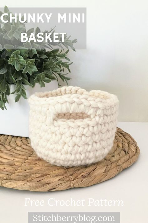 These little baskets work up quickly and they are a great addition to any home. The chunky yarn and simple stitches gives these baskets a modern and rustic look. Because of the sturdiness of these baskets, they are durable and can withstand a lot of use. Crochet Mini Basket, Chunky Yarn Crochet Pattern, Crochet Basket Tutorial, Chunky Yarn Crochet, Zig Zag Crochet, Crochet Basket Pattern Free, Crochet Storage Baskets, Yarn Basket, Crochet Bowl