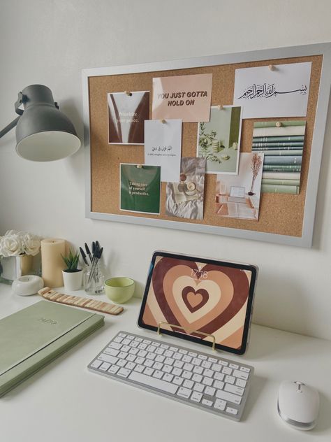 Brown Desk Decor Ideas, Above Desk Decor College, Green Themed Desk, Desk Setup Ideas Student, College Desk Setup Aesthetic, Aestethic Desk Setup, Astetic Desk Set Up, Aethstetic Desk Ideas, Desk Organization Green