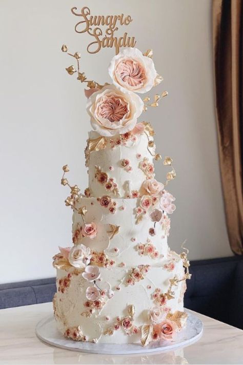 Ce gâteau fleuri est incroyable ! Grand Cake Designs, 3 Layer Cakes Birthday, Cake Designs 3 Layers, 3 Layer Cake Designs Birthday, 2 Layer Cake Design, 3 Layer Cake Design, 3 Layer Birthday Cake, Debut Cakes, Pink And Gold Wedding Cake