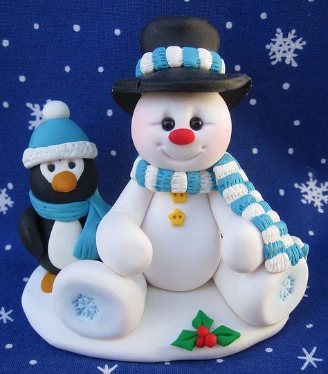 christmas - christmas cake topper - penguin & snowman Jul Diy, Snowman Cake, Christmas Cake Topper, Christmas Cake Decorations, Christmas Clay, Polymer Clay Christmas, Fondant Toppers, Fondant Figures, Clay Ornaments