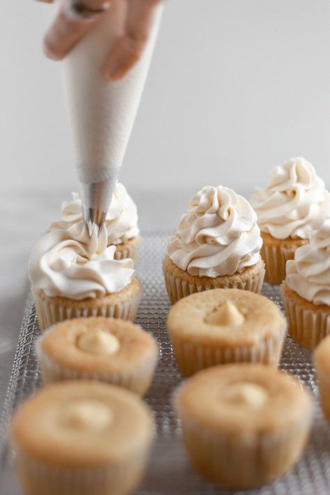 Vegan Coconut Cream Cupcakes - Crumbs & Caramel Vegan Coconut Cream, Coconut Cream Cupcakes, Healthy Vegan Dessert, Coconut Cakes, Savory Cakes, Cheesecake Vegan, Cream Cupcakes, Coconut Frosting, Coconut Cupcakes