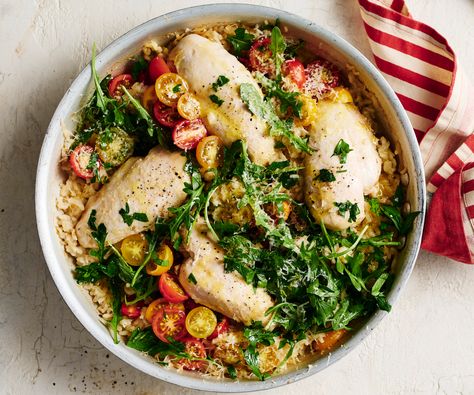 Oven-baked risotto with chicken, rocket and tomato Rice Casseroles, Risotto Recipes Chicken, Easy Risotto, Risotto Recipes Easy, Weekly Recipes, Chicken Risotto, Dinners Recipes, Tray Bake Recipes, One Pot Dinners