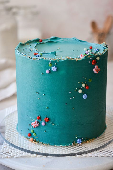 Turquoise Cake Birthday, Minimalist Birthday Cake, Turquoise Cake, Colorful Birthday Cake, Small Birthday Cakes, Buttercream Cake Designs, Colorful Cake, Minimalist Birthday, Cake Piping