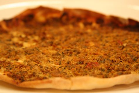 Lebanese Pizza, Lebanese Bread, Bread Pizza, Vegetarian Pizza, Lebanese Recipes, Pizza Bread, Pizza Toppings, Pizza Sauce, Pizza Recipes