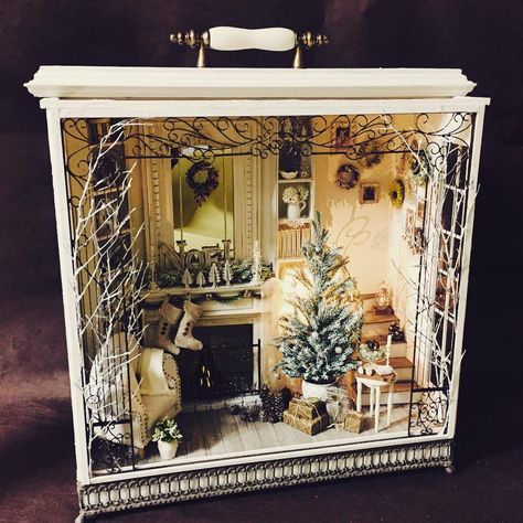 Little Christmas scene From Meru’s Studio (mikiyo_hosoe) on Instagram Unique Terrarium Containers, Christmas Miniatures Diy, Shadow Box Decor, Miniature Lantern, Nativity Display, Shadow Box Ideas, Christmas Miniatures, Christmas Diorama, Christmas Shadow Boxes