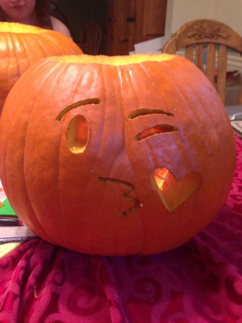 Kissy face emoji pumpkin carving Halloween Craving Pumpkin Ideas Easy, Pumpkin Carving Ideas Emoji, Cute Pumpkin Carving Ideas Easy, Kissy Face Emoji, Emoji Pumpkin Carving, Emoji Pumpkin, Cute Pumpkin Carving, Pumkin Carving, Pumpkin Carving Party