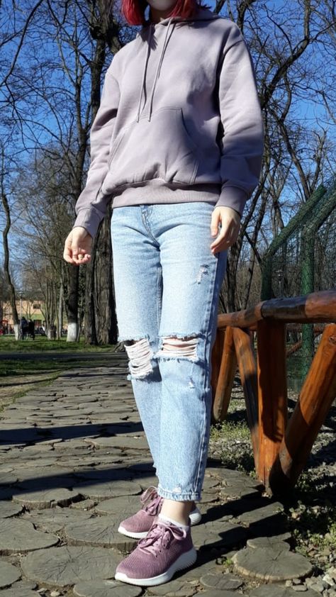 Light Wash Ripped Jeans Outfit, Jeans Mom Outfit, Pink Sneakers Outfit, Light Wash Ripped Jeans, Ripped Jeans Outfit, Purple Hoodie, Sweatshirt Outfit, Pink Sneakers, Jeans Outfit