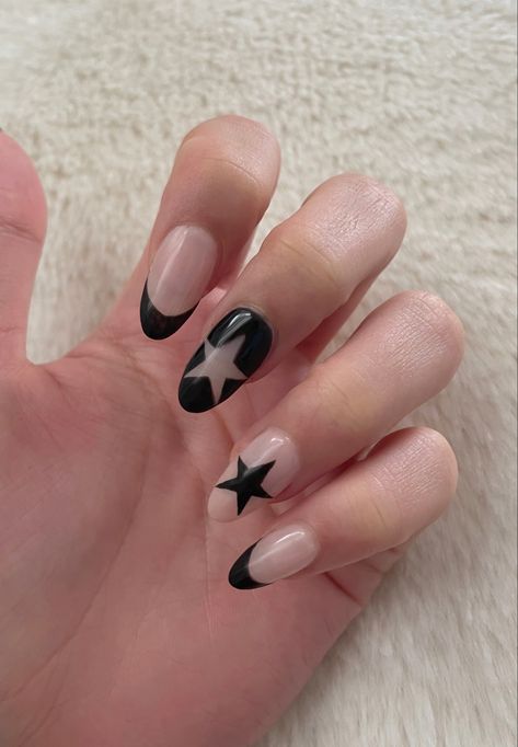 black star nail art inspo Star Black Nails, Star Inspo Nails, Aesthetic Nails Stars, Nail Designs Aesthetic Black, Grunge Nails Inspo Aesthetic, Black Nail Designs Gel, Star Nails Inspiration, Star Designs Nails, Nails W Stars On Them