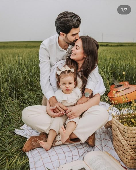 Family Pictures Park, Picnic Family Photoshoot Ideas, Mom Dad Daughter Photoshoot Ideas, Family Photo Picnic, Picnic Family Photos, Outdoor First Birthday Photoshoot, Family Birthday Photoshoot Ideas, Baby Picnic Photoshoot, Mom Dad Daughter Pictures